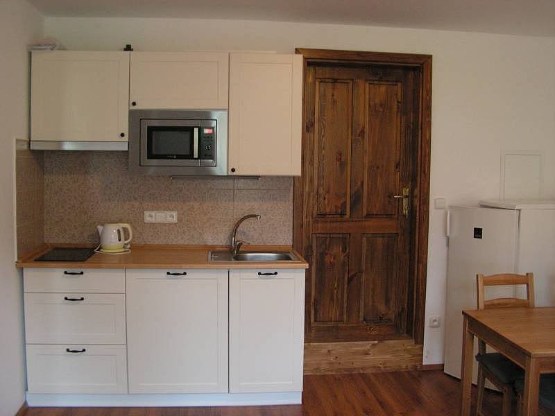 Kuchyňský kout béžového apartmánu