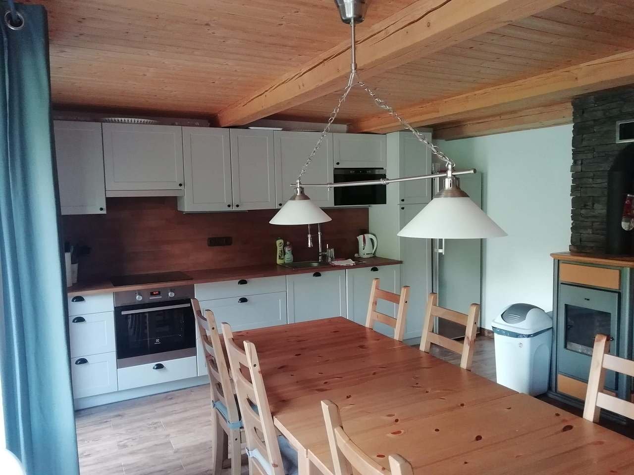Chalupa Haliganda s dřevěným obkladem v létě