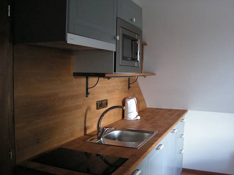 Kuchyňský kout šedého apartmánu